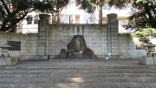 戦没者慰霊碑なのに靖国神社の外にあるのが不思議です
