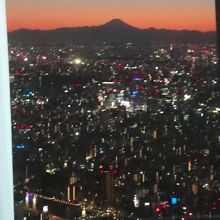 シルエット富士と東京の夜景です