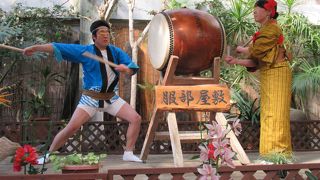 一日1回公演の八丈太鼓と樫立踊り「服部屋敷」