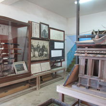 屋敷の歴史を物語る展示物もあります