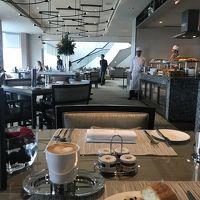 朝のクラブラウンジは空いている