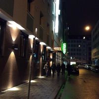 夜の入り口。ひとつ向こう隣のホテルの看板が目立ちます