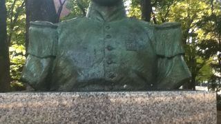 立派な銅像がある