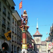 「ツェーリンゲンの泉」と遠くに見える「時計塔」