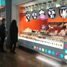 店頭にはメニューがディスプレーしてあり見やすい！