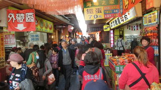 どちらかと言えば観光客向けで、夜にお店が閉まるのも早いです。