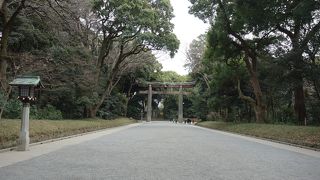 大きな木造の鳥居