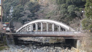 趣のあるアーチ型の旭橋は下り専用です。