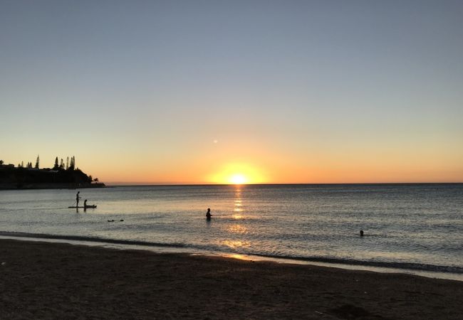 落ち着いたビーチとおしゃれな街並み