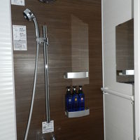 客室内のシャワーブース