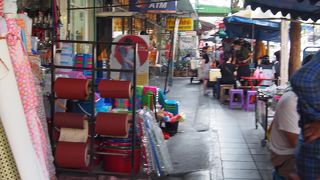 やや広めの通りが商店街