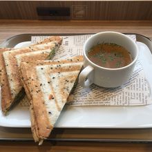 海老アボカドのホットサンドイッチとオニオンスープ￥650