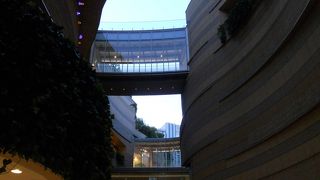 デザインが個性的な広々複合施設