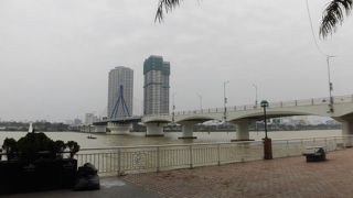 バイクも車も飛ばします