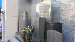 通りに面して四世鶴屋南北の墓が立つ