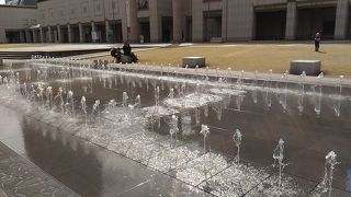開けた空間で空が広く感じられます。