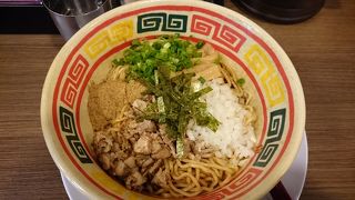 東京駅そばガード下のラーメン屋