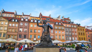 人魚像のある美しい旧市街の広場