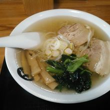 金のラーメン(660円)です。スープがすっきりで美味しいです