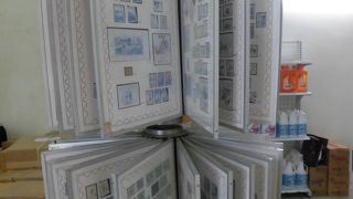 切手も売っているが..