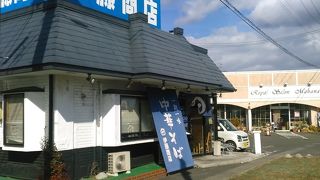 ラーメンは大きく、金、白、黒の三種類で、金のラーメンはスープがすっきりしていて、美味しかったです。