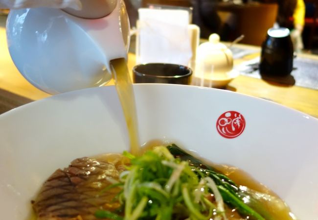 プチぜいたくなステーキ牛肉麺。ひとりでも入りやすい