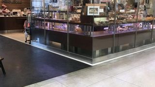 隣のカフェでイートイン可能