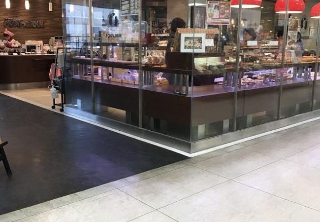 隣のカフェでイートイン可能