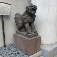 社殿前から見た右手の狛犬と立札