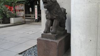 社殿前と鳥居前に各々一対奉納されています