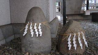 千代田区指定有形民俗文化財になっている「力石」です