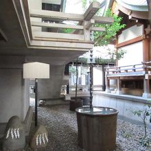 力石と右隣りの世継稲荷神社など