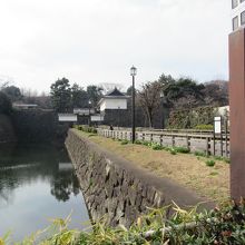 土橋手前 (内堀通り側) にある「清水門」の標柱