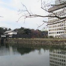 清水濠 (左) 側から見た土橋