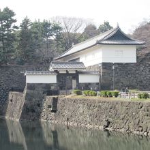 水の流出口と清水門