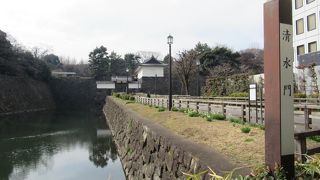 平坦で細長く周りの眺めが素晴らしい土橋です