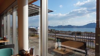 瀬戸内の島々に心なごみます。レモンやみかんの特産品も揃う。