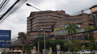 通り沿いには、アパートが点在する