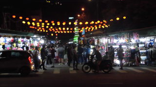 夜、海岸を散歩している人が多い