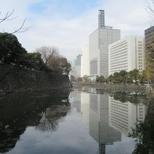 高速道路をくぐり抜けた辺りから清水門橋方向の眺め