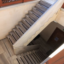2階に行く扉と階段