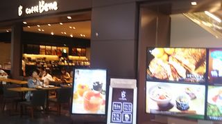 軽食もとれるカフェです