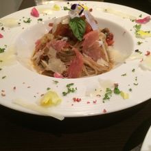 お花で飾られたお洒落なパスタ(2017.7.4)