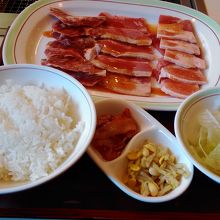 3種類の肉が楽しめるトリプルランチです  