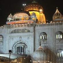 ライトアップされた寺院。威厳を放っています。