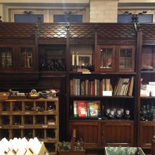 展示に使われているブックケースがすごい。