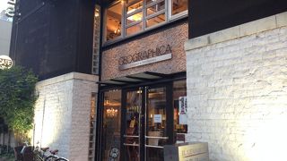 アンティークの家具も、アンティーク風の新品もあります