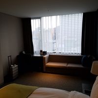 ベッドとソファの間がものすごくひろいです