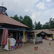 お土産などメインは西側。