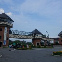 東側とは橋で連絡。